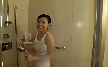 宝贝 Japanese Beauty Takes His Manhood Deep Into Her