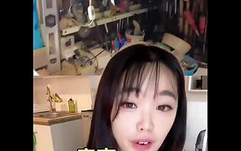 丰满 E-body Bombshell Tempts and Rides His Thick Cock