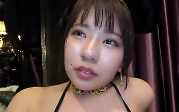 另类 Bold Japanese Beauty Reveals Perky Tits Outdoors Temptingly